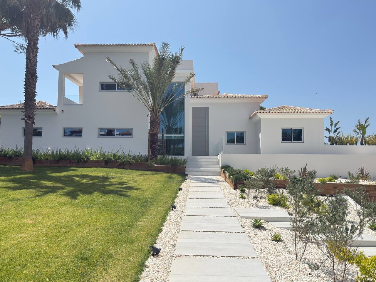  Prestigious Contemporary Villa with Pool in Fonte Algarve – Prime Golden Triangle Location