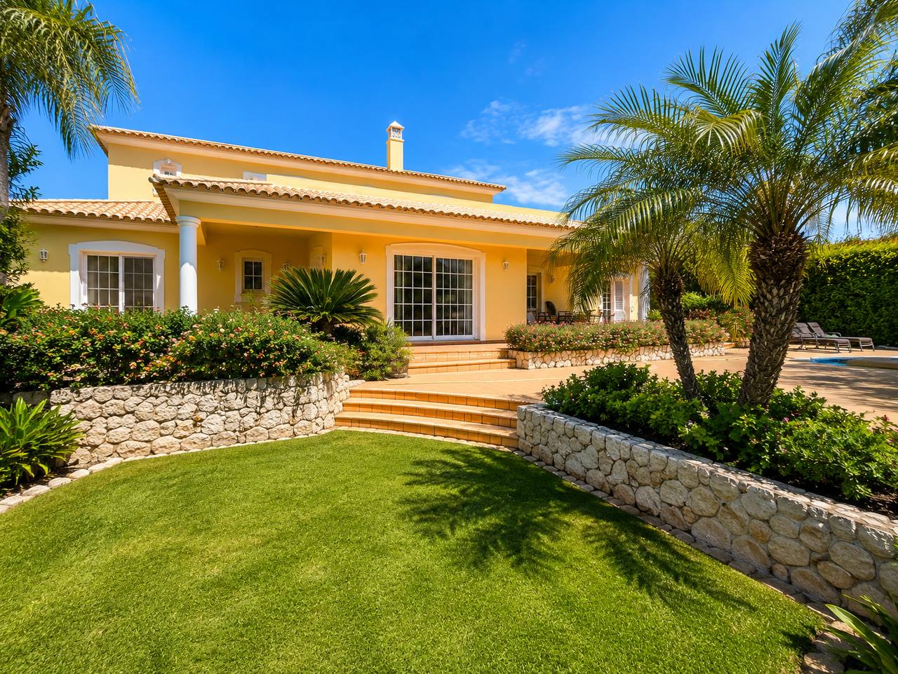 Elegant 4 - Bedroom villa in a Prime location, Carvoeiro