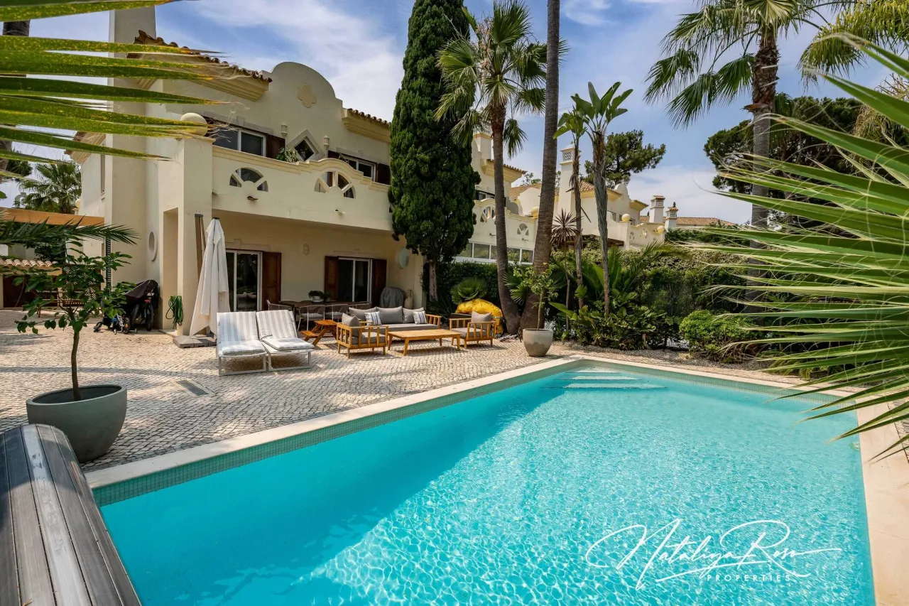 Luxury 3 + 1 bedroom semi-detached villa in Pinheiros Altos
